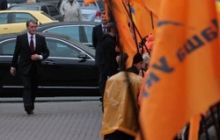 Ющенко возле ЦИК встретили аплодисментами