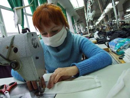 Пошив повязок из стратегической марли (фоторепортаж)