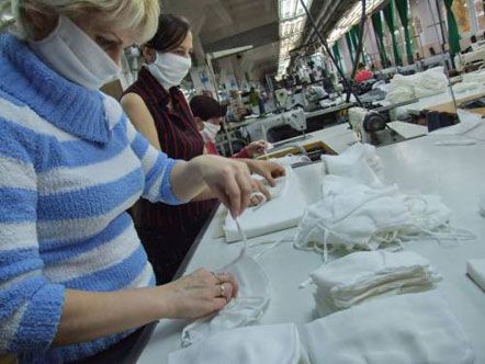 Пошив повязок из стратегической марли (фоторепортаж)