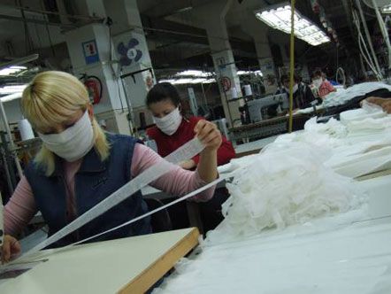 Пошив повязок из стратегической марли (фоторепортаж)