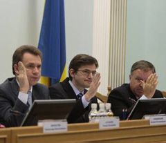 Члены ЦИК голосуют за регистрацию Людмилы Супрун кандидатом в Президенты Украины . Киев, 10 ноября