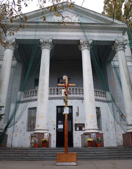 За костел на проспекті Карла Маркса структури Лазаренка судяться з католицькою громадою 