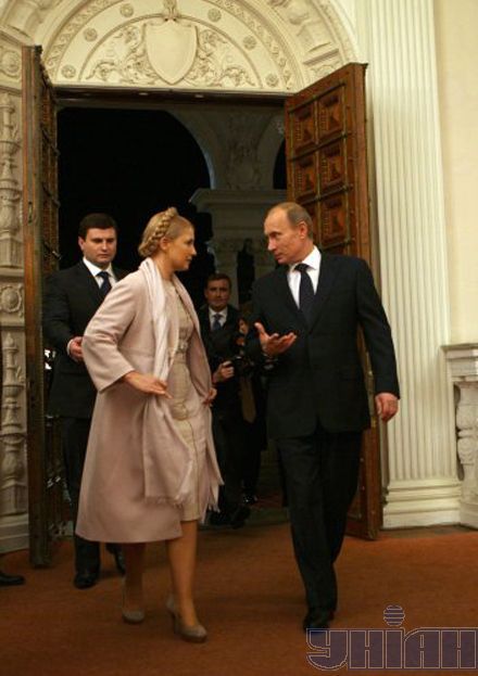 Опоздавший Путин так торопился на встречу с Тимошенко, что Юлии Владимировне, которая дожидалась высокого гостя на крыльце, пришлось буквально на ходу избавляться от верхней одежды