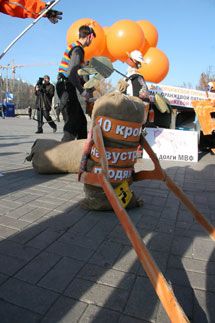 В Донецке отправили на свалку Оранжевую революцию (фото)