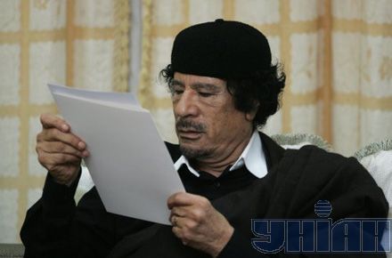 Каддафи читает лист своего «личного друга» Ющенко