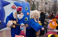 Олег Скрипка зі своїм гітаристом посадили японські сакури (фото)