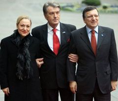 Бенита Ферреро-Вальднер, Виктор Ющенко и Жозе Мануель Баррозу во время встречи в Киеве. 4 декабря