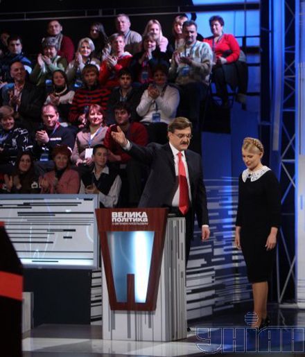 Замученная Луи Виттонами Тимошенко дала расстегнуть на себе платье (фоторепортаж)
