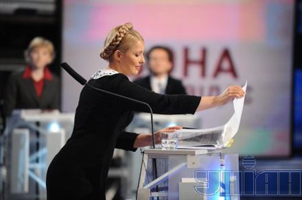 Замученная Луи Виттонами Тимошенко дала расстегнуть на себе платье (фоторепортаж)