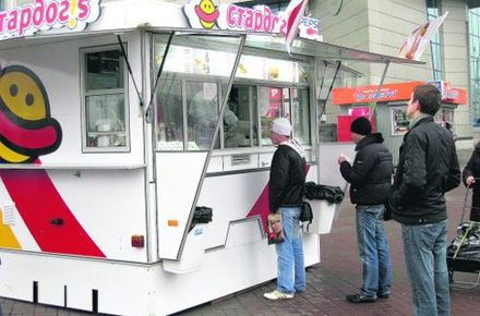 Команда Черновецкого начала кормить киевлян «стардогами» (фото)