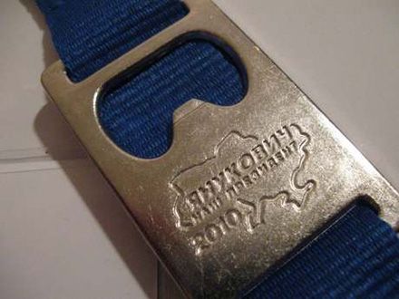 «Молодежке» ПР разрешили открывать пиво именем Януковича (фото)