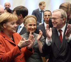 Ангела Меркель, Юлия Тимошенко и Вильфрид Мартенс во время Конгресса Европейской народной партии. Бонн, 10 декабря