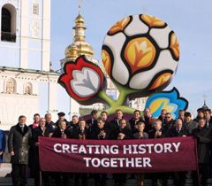 Участники церемонии презентации официального логотипа, визуального оформления и слогана чемпионата Евро - 2012. Киев, 14 декабря