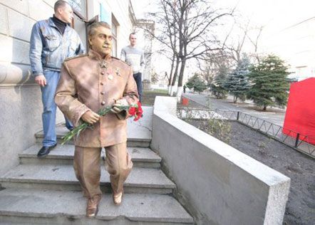 Урочисті збори до 130-річчя Сталіна в Сімферополі (фото)