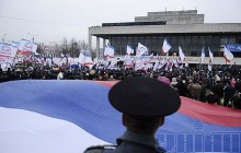 2,5 тысячи человек на сходе в Крыму требовали защиты русских (фото)