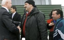 В Киев прибыли семеро моряков, которых вырвали из плена
