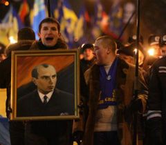 Учасник акції «Степан Бандера - наш Герой» тримає портрет лідера ОУН в Києві. 1 січня