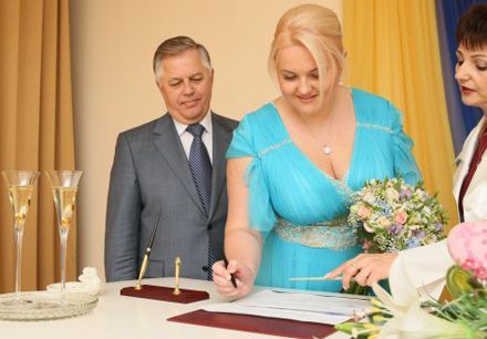 Жена Симоненко: муж сам себе гладит рубашки и брюки