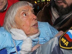 Людмила Алексєєва у момент затримання ОМОНом. Фото Олександра Котоміна