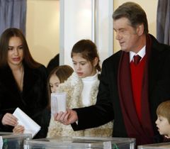 Віктор Ющенко з родиною на виборчій дільниці у Києві. 17 січня 