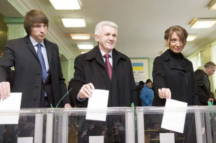 Як голосували політики (фоторепортаж)