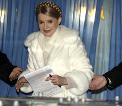 Юлія Тимошенко кидає бюлетень в урну для голосування в день виборів Президента України. Дніпропетровськ, 17 січня