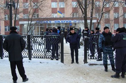 Під завалами у луганській лікарні може бути ще семеро людей (додані фото)