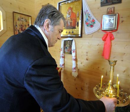 Ющенко искупался в крещенской воде (добавлены фото)