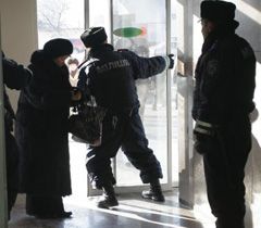 Міліціонер закриває двері на території поліграфкомбінату «Україна» в Києві. 25 січня