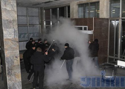 Нардепы бросали дымовые шашки и поливали милицию водой? (фото)