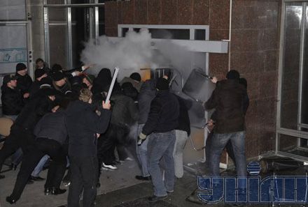 Нардепы бросали дымовые шашки и поливали милицию водой? (фото)