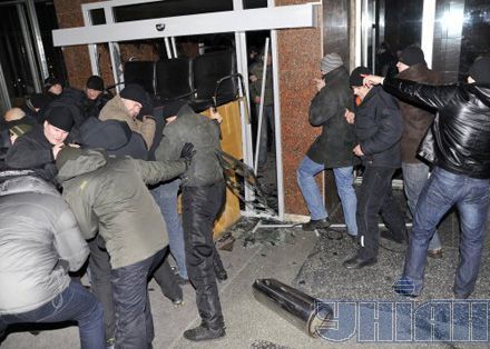 Нардепы бросали дымовые шашки и поливали милицию водой? (фото)
