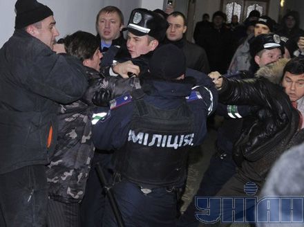 Нардепы бросали дымовые шашки и поливали милицию водой? (фото)