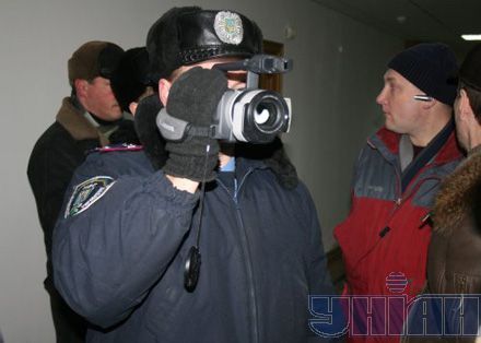 Нардепы бросали дымовые шашки и поливали милицию водой? (фото)