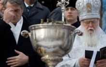 Ющенко наградил патриарха Филарета Крестом Ивана Мазепы
