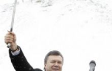 Януковичу в Запорожье подарили саблю