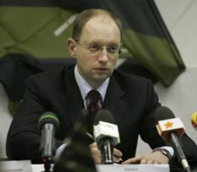 Яценюк подозревает, что Янукович формирует военную хунту