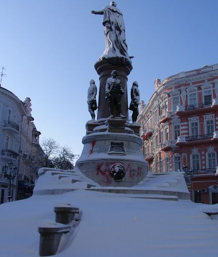 В Одессе «невідомі патріоти» раскрасили Екатерину ІІ (фото)