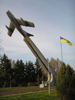 В Тернополе демонтируют памятник советским летчикам