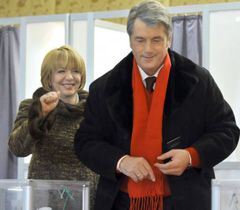Віктор Ющенко з дружиною на виборчій дільниці у Києві. 7 лютого 