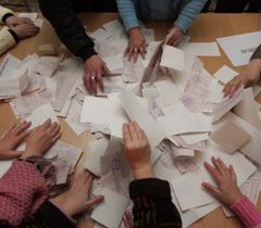 Члены избирательной комиссии проводят подсчет голосов на одном из избирательных участков в Евпатории