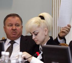 Владимир Шаповал и Жанна Усенко-Черная во время заседания ЦИК. Киев, 14 февраля