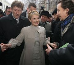 Юлия Тимошенко и Андрей Шкиль идут к зданию ВАСУ. Киев, 16 февраля