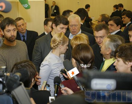 Юлия Тимошенко ушла из суда через черный ход, отказавшись от общения как с прессой, так и со своими сторонниками, которые ожидали выхода лидера БЮТ у входа в ВАСУ