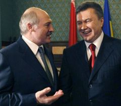 Виктор Янукович и Александр Лукашенко во время встречи в Киеве