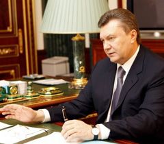 Виктор Янукович во время встречи с председателем КС. Киев, 2 марта