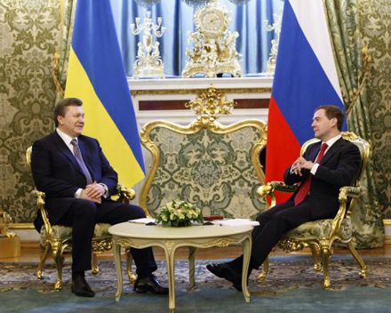 Янукович запропонував Путіну політиканів, той відповів: пришліть краще сала