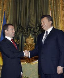 Янукович запропонував Путіну політиканів, той відповів: пришліть краще сала