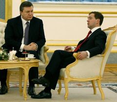 Виктор Янукович и Дмитрий Медведев общаются во время встречи в Москве. 5 марта 