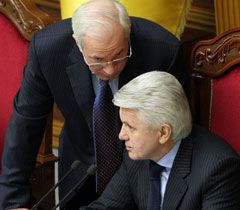 Микола Азаров і Володимир Литвин у залі засідань ВР. 9 березня